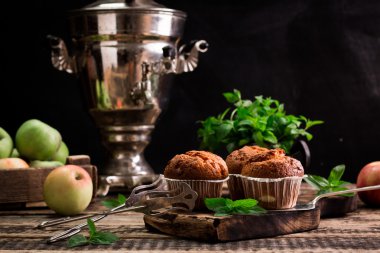 Pudra şekeri ve taze böğürtlenli yabanmersinli kek.