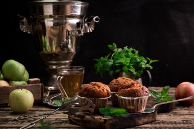 Pudra şekeri ve taze böğürtlenli yabanmersinli kek.