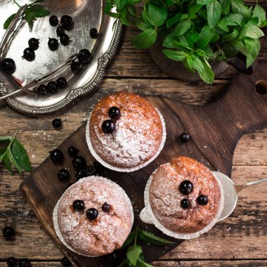 Pudra şekeri ve taze böğürtlenli yabanmersinli kek.