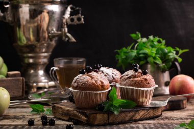 Pudra şekeri ve taze böğürtlenli yabanmersinli kek.