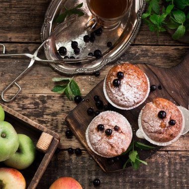 Pudra şekeri ve taze böğürtlenli yabanmersinli kek.