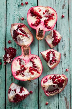 Taze nar yaprakları ile eski bir kutu içinde. Ahşap arka plan üzerinde.