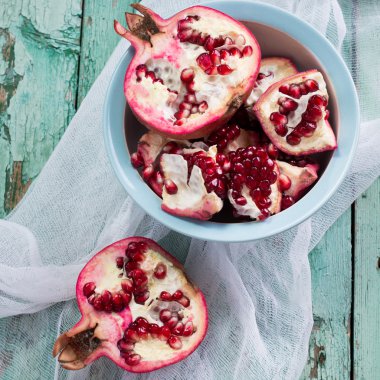 Taze nar yaprakları ile eski bir kutu içinde. Ahşap arka plan üzerinde.