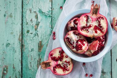 Taze nar yaprakları ile eski bir kutu içinde. Ahşap arka plan üzerinde.