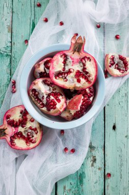Taze nar yaprakları ile eski bir kutu içinde. Ahşap arka plan üzerinde.