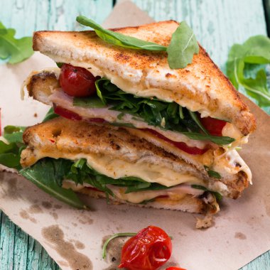 Sandviç ekmek, domates, marul, jambon ve sarı peynir