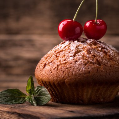 Lezzetli kek kiraz ve vintage ahşap zemin üzerine nane ile