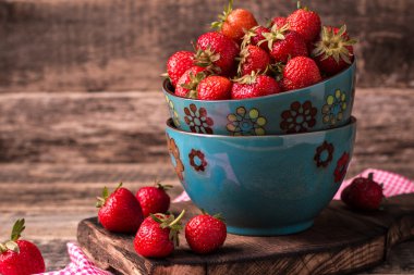 Olgun kırmızı çilek vintage ahşap tablo