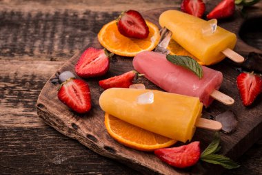 serinletici meyve buzlu şeker şeker meyveler ve meyve ahşap tablo