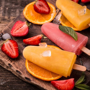 serinletici meyve buzlu şeker şeker meyveler ve meyve ahşap tablo