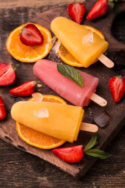 serinletici meyve buzlu şeker şeker meyveler ve meyve ahşap tablo