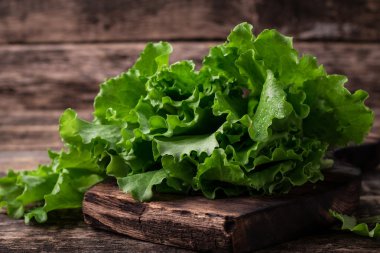 ahşap masa, sağlıklı gıda marul yaprakları