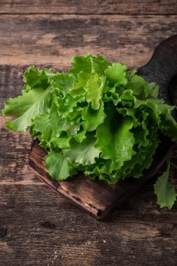 ahşap masa, sağlıklı gıda marul yaprakları