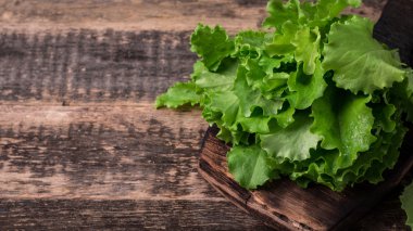 ahşap masa, sağlıklı gıda marul yaprakları