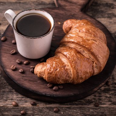 Kahve ve kruvasan ahşap antika tablo ile Kahvaltı