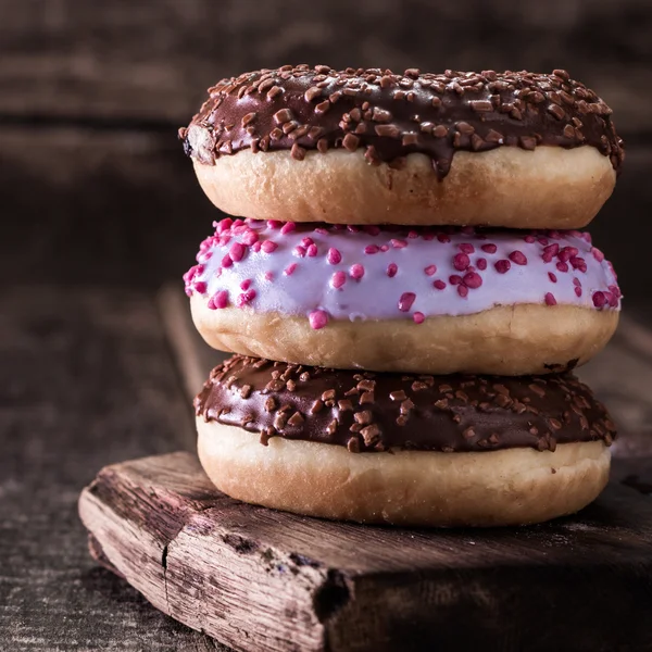 Donut. Dulce helado de azúcar. Snack colorido postre. Aspersores acristalados . — Foto de Stock