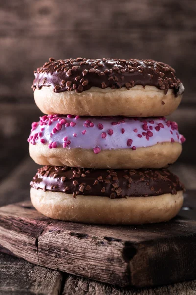 Donut. Dulce helado de azúcar. Snack colorido postre. Aspersores acristalados . — Foto de Stock