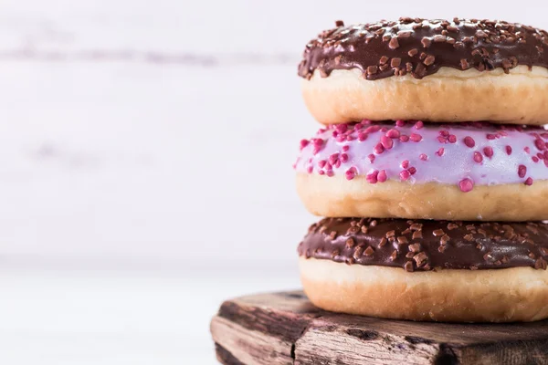 Donut. Dulce helado de azúcar. Snack colorido postre. Aspersores acristalados . — Foto de Stock