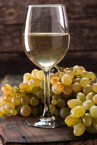 Beyaz şarap ve üzüm. Şarap ve üzüm vintage ahşap tablo