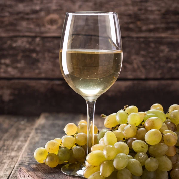 Beyaz şarap ve üzüm. Şarap ve üzüm vintage ahşap tablo