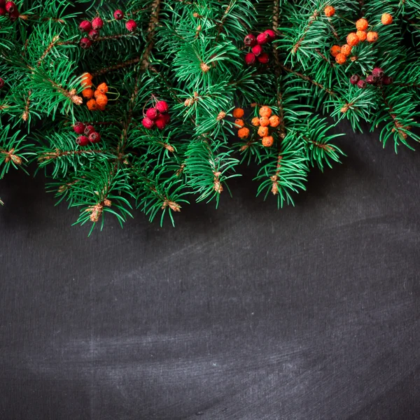 Χριστουγεννιάτικο έλατο με διακόσμηση σε σκούρα ξύλινη σανίδα. απαλή εστίαση — Φωτογραφία Αρχείου
