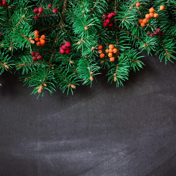 Tannenbaum mit Dekoration auf dunklem Holzbrett. Weicher Fokus — Stockfoto