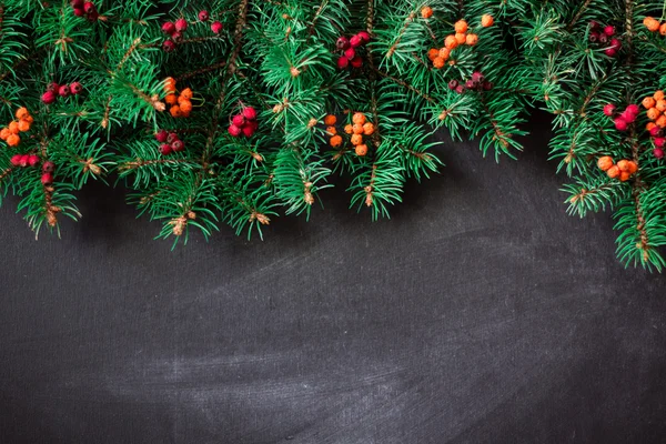 Koyu ahşap tahta üzerinde dekorasyon ile Noel köknar ağacı. yumuşak odak — Stok fotoğraf