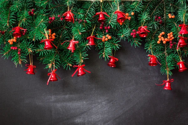 어두운 나무 보드에 장식으로 크리스마스 전나무 나무. 소프트 포커스 — 스톡 사진