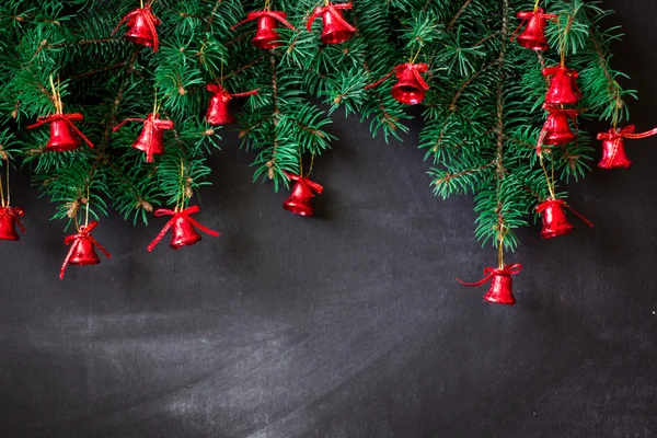 어두운 나무 보드에 장식으로 크리스마스 전나무 나무. 소프트 포커스 — 스톡 사진