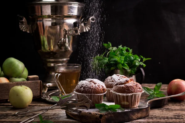 Pudra şekeri ve taze böğürtlenli yabanmersinli kek.