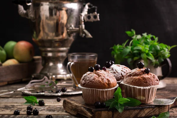 Pudra şekeri ve taze böğürtlenli yabanmersinli kek.