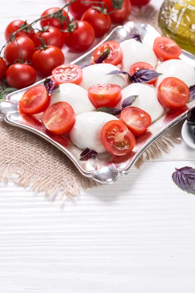 Mozzarella, pomidory wiśniowe i świeża bazylia - składniki sałatki caprese — Zdjęcie stockowe