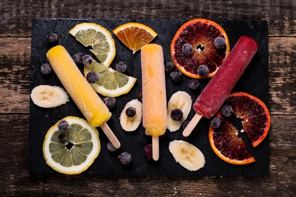 Ghiaccioli colorati con frutta fresca. Gelato rinfrescante estivo — Foto Stock