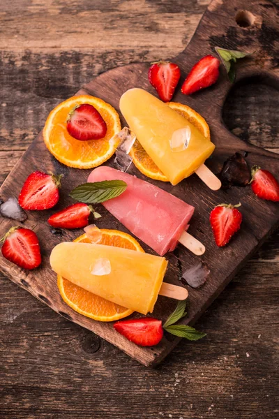 딸기와 과일 나무 테이블에 상쾌한 과일 아이스 lollies — 스톡 사진