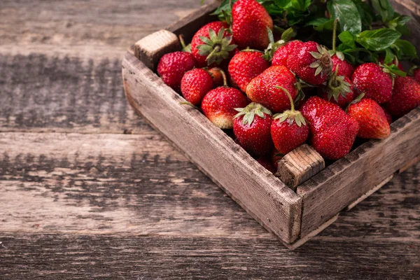 Fresas frescas en la caja sobre mesa vintage de madera — Foto de Stock