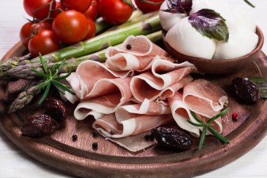 Taze prosciutto fesleğen ve mozzarella ile