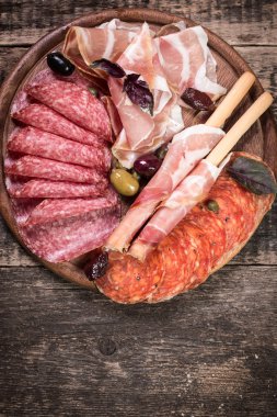 Geleneksel İspanyolca tapas veya İtalyan antipasti