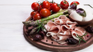 Taze prosciutto fesleğen ve mozzarella ile