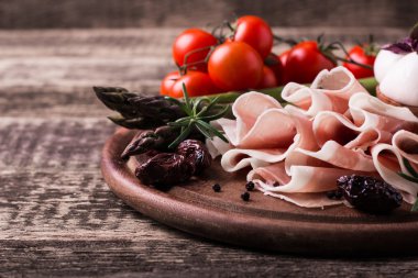 Taze prosciutto fesleğen ve mozzarella ile
