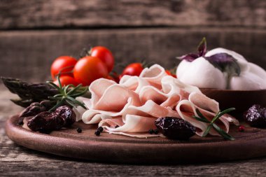 Taze prosciutto fesleğen ve mozzarella ile
