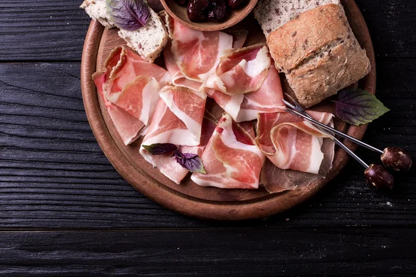 Fatias enrolado de delicioso Prosciutto com especiarias cozinha italiana — Fotografia de Stock