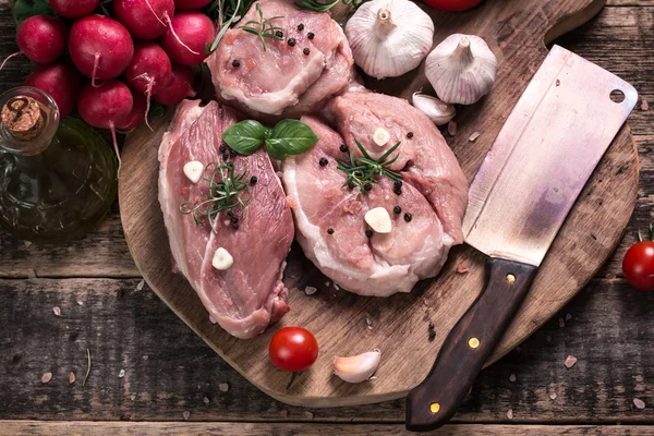 Carnicero fresco corte surtido de carne adornado con romero fresco en mesa de madera — Foto de Stock