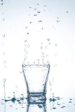 su sıçrama üzerinde beyaz izole gözlük