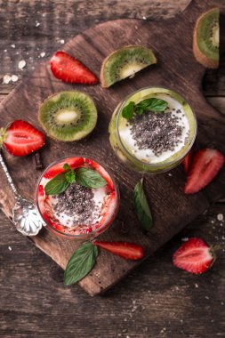 Sağlıklı kahvaltı ya da sabah snack ile chia tohum granola, çilek ve kivi, vejetaryen yemek, beslenme ve sağlık kavramı