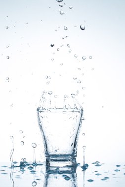 su sıçrama üzerinde beyaz izole gözlük