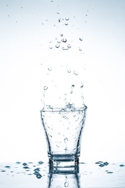 su sıçrama üzerinde beyaz izole gözlük