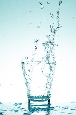 su sıçrama üzerinde beyaz izole gözlük