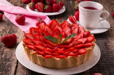 Çilek ve krema ahşap antika tablo ile tart