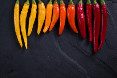 biber, eski ahşap arka plan üzerinde pek çok canlı renkler