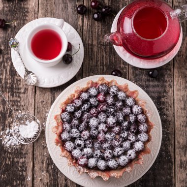 Ahşap antika masa üzerinde kiraz ve çırpılmış kremalı tart
